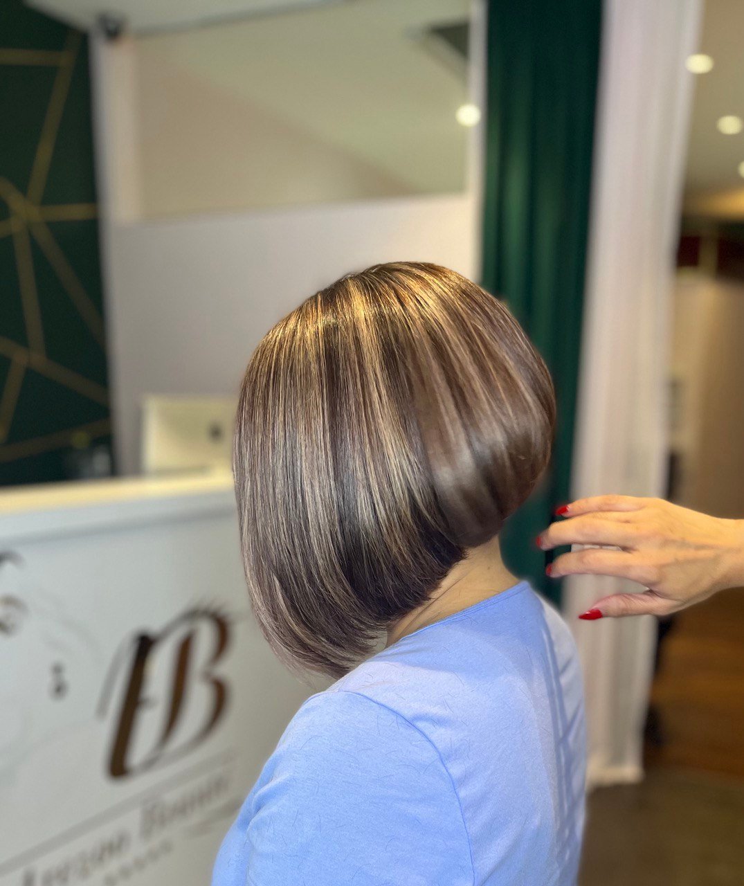 Smooth short brunette haircut